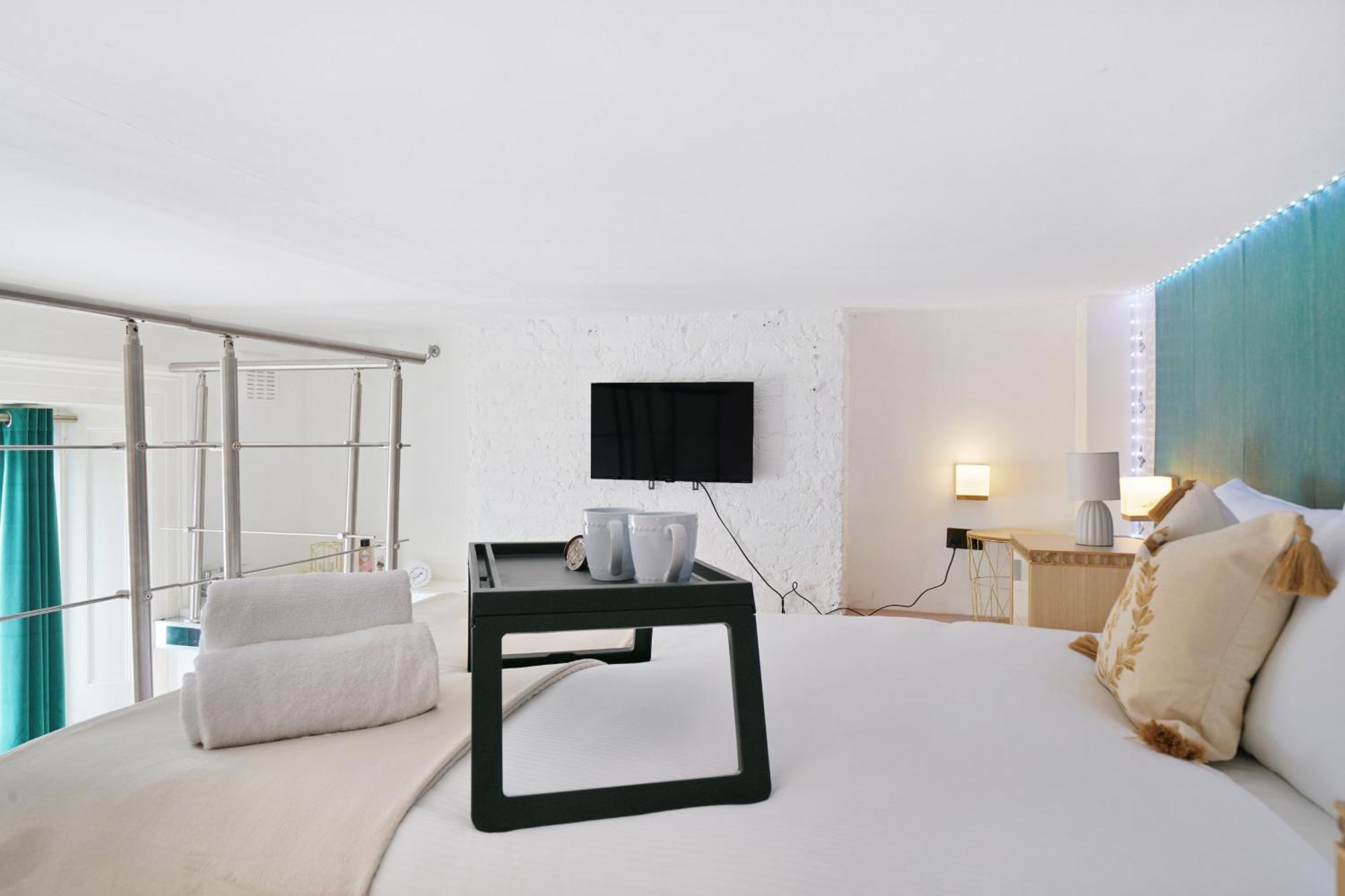 Cozy Split-Level Studio By Livestay Short Lets & Serviced Accommodation London Bagian luar foto